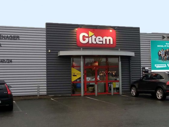 Exemple d'une façade de magasin Gitem modernisée